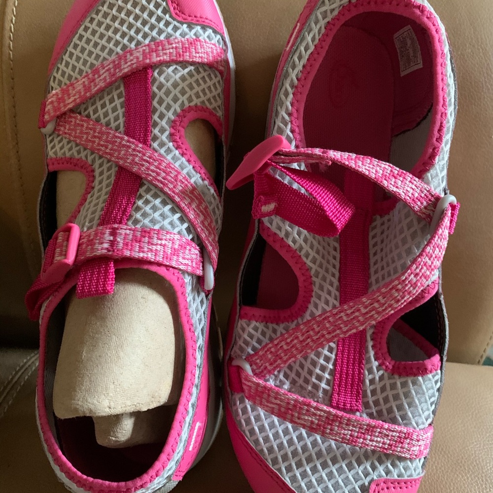 Chaco youth size 6, adult 8